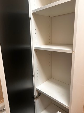 Mueble de baño y armario nuevo con cesta de ropa.