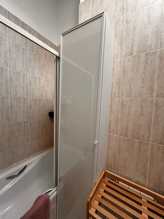 Mueble de baño y armario nuevo con cesta de ropa.