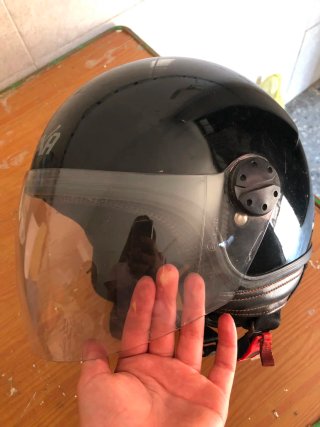 Casco de moto negro con visera