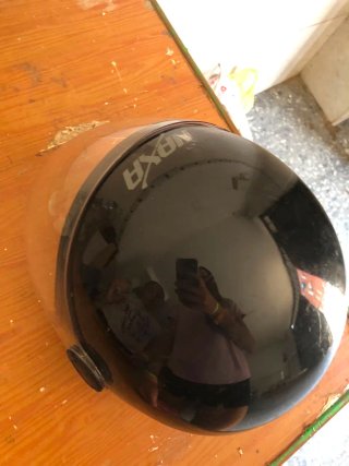 Casco de moto negro con visera