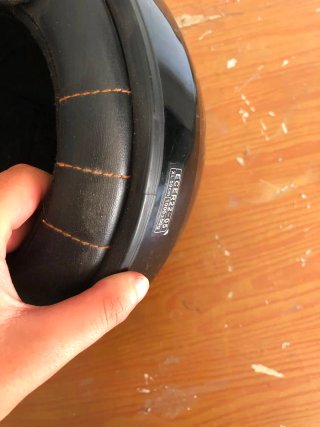 Casco de moto negro con visera