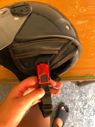 Casco de moto negro con visera