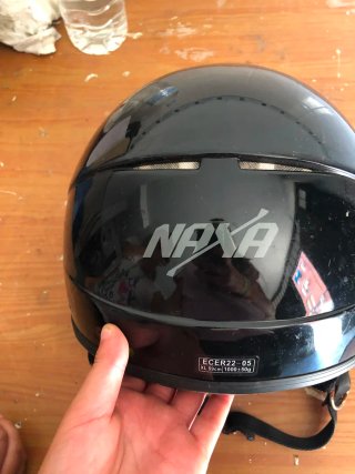 Casco de moto negro con visera