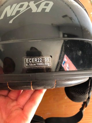 Casco de moto negro con visera