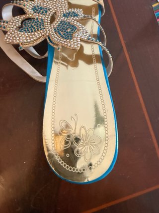 Sandalias planas adornadas con pedrería