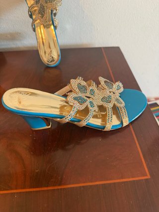 Sandalias planas adornadas con pedrería