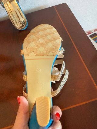Sandalias planas adornadas con pedrería