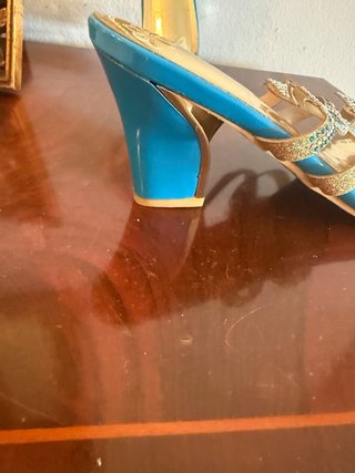 Sandalias planas adornadas con pedrería