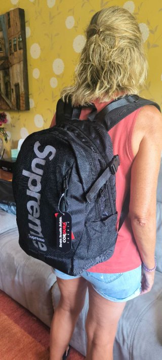 Mochila Supreme Negra con etiquetas
