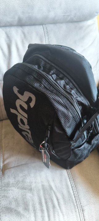Mochila Supreme Negra con etiquetas
