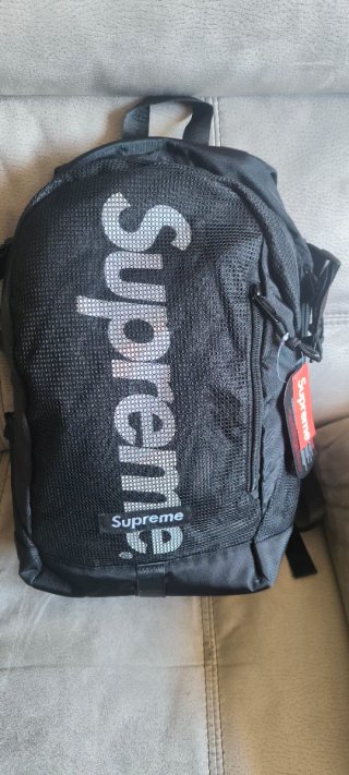 Mochila Supreme Negra con etiquetas