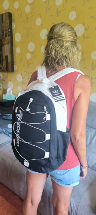 Mochila Adidas Negra y Blanca con etiquetas