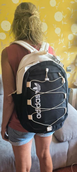 Mochila Adidas Negra y Blanca con etiquetas