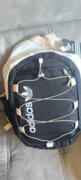 Mochila Adidas Negra y Blanca con etiquetas