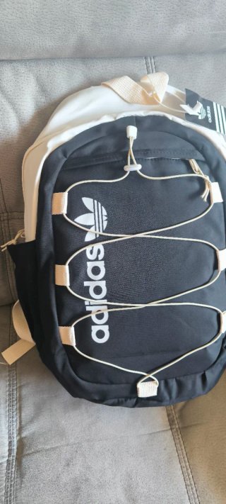 Mochila Adidas Negra y Blanca con etiquetas