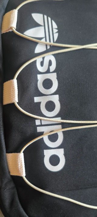 Mochila Adidas Negra y Blanca con etiquetas