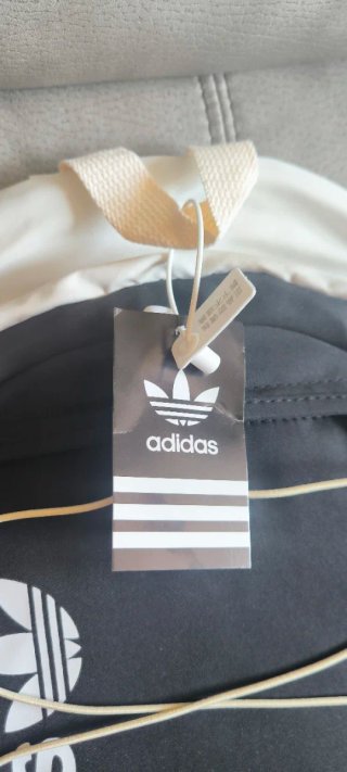 Mochila Adidas Negra y Blanca con etiquetas