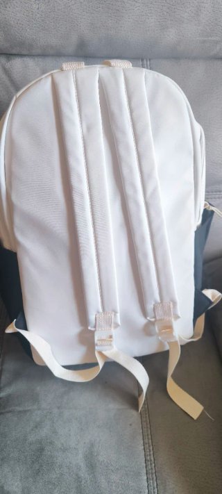 Mochila Adidas Negra y Blanca con etiquetas