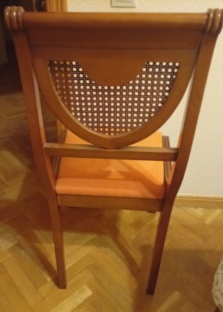 4 Sillas Madera mazizas, ratán y tapizadas.