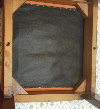 4 Sillas Madera mazizas, ratán y tapizadas.