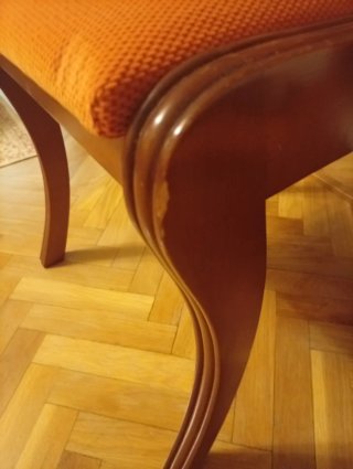 4 Sillas Madera mazizas, ratán y tapizadas.