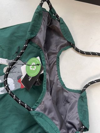 Bolso verde con bordado de Schnauzer