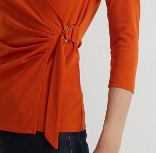 Camiseta cruzada naranja con detalle