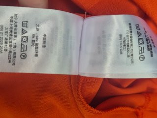 Camiseta cruzada naranja con detalle