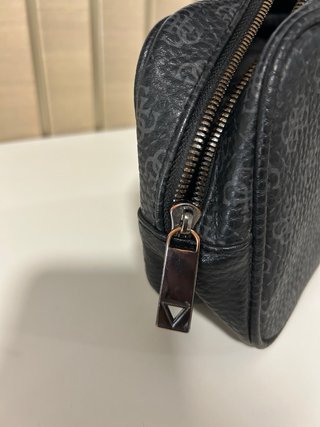 Bolso Guess negro con estampado