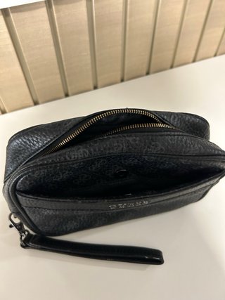 Bolso Guess negro con estampado