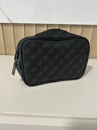 Bolso Guess negro con estampado
