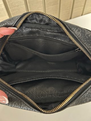 Bolso Guess negro con estampado