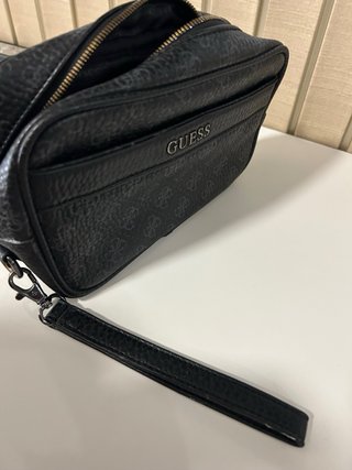 Bolso Guess negro con estampado