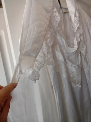 Camisón blanco con detalles plateados