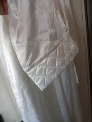 Camisón blanco con detalles plateados