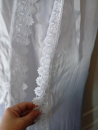 Camisón blanco con detalles plateados