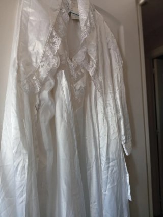 Camisón blanco con detalles plateados
