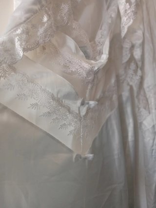 Camisón blanco con detalles plateados