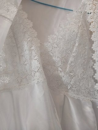 Camisón blanco con detalles plateados