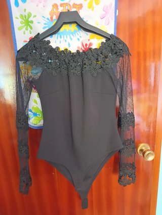 Body negro con encaje floral