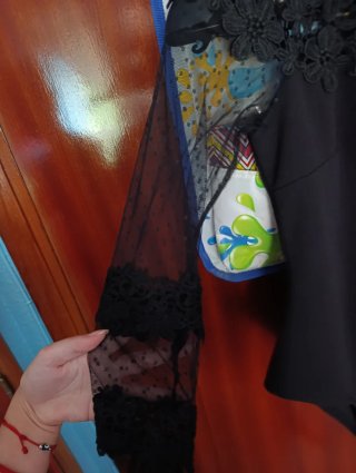 Body negro con encaje floral