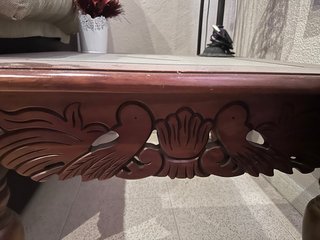 Mesa de rincón de madera con cristal
