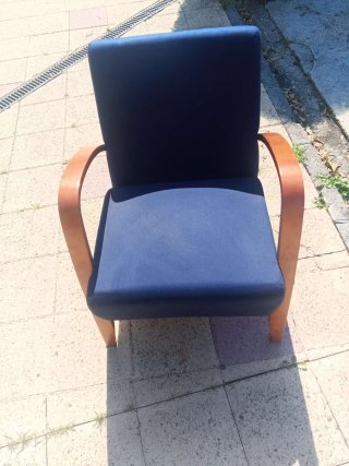 Sillón azul y madera