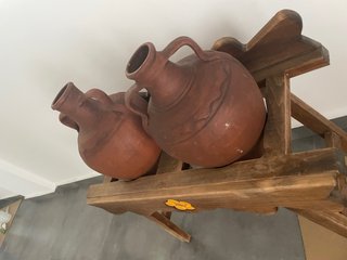 Mesa rústica de madera con 2 jarrones de barro