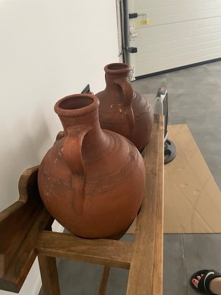 Mesa rústica de madera con 2 jarrones de barro