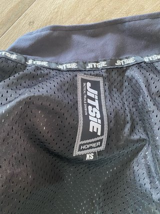 Impermeable JITSIE Negro y Rojo. TALLA XS