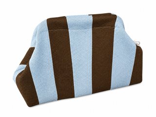 Bolso sobre marrón y azul