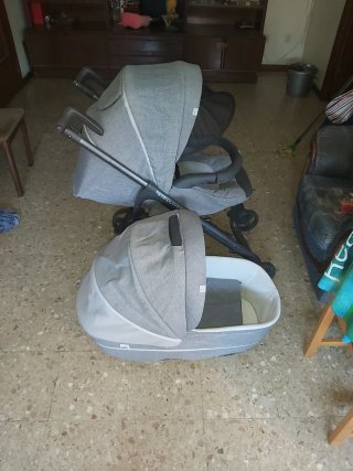 Carrito de bebé gris