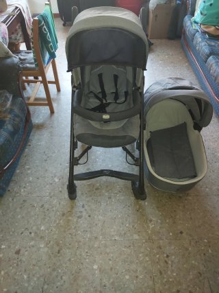 Carrito de bebé gris
