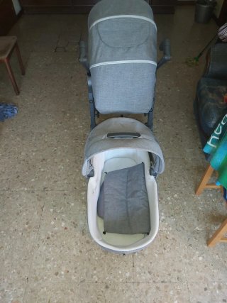 Carrito de bebé gris